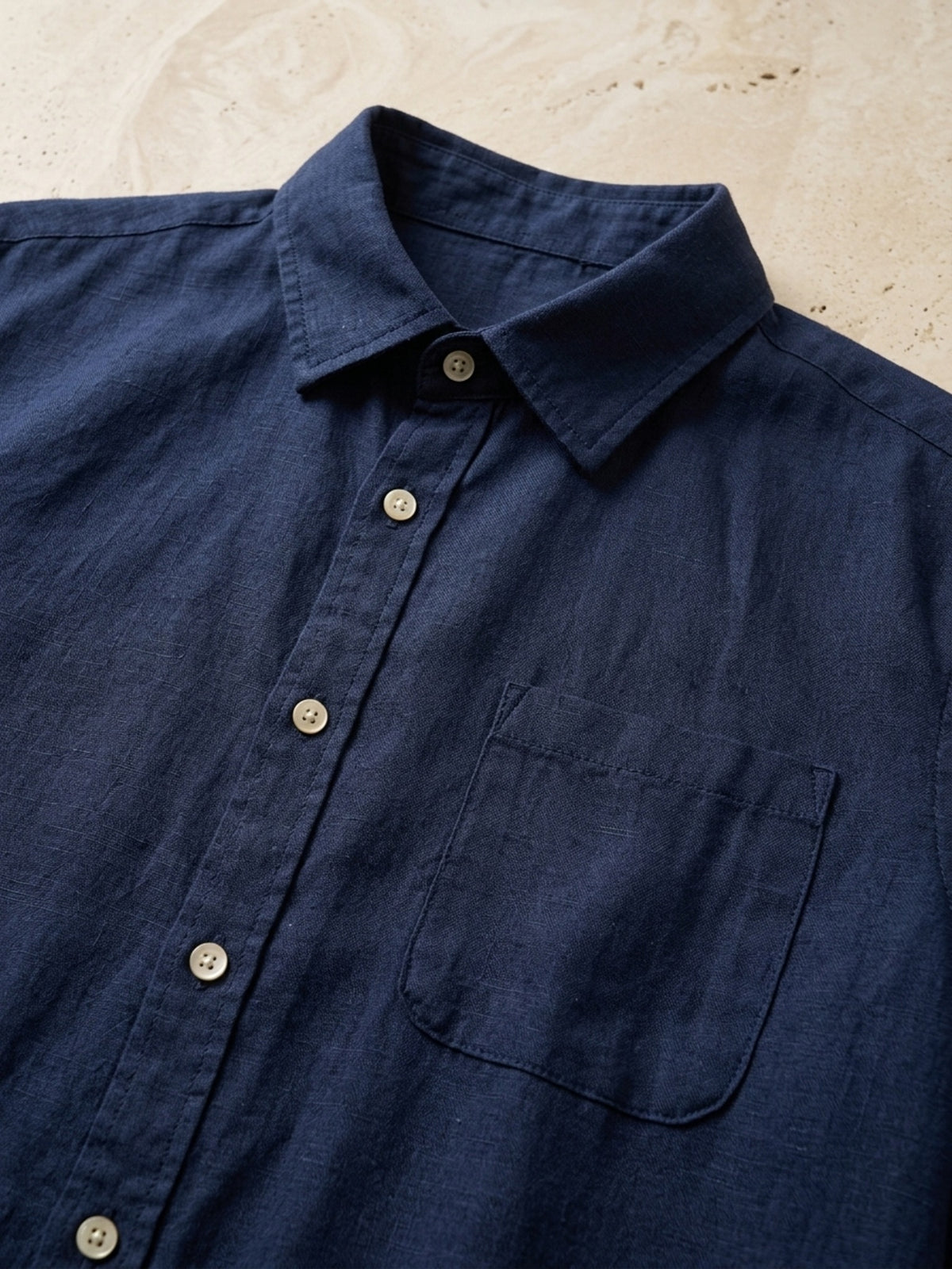 Azul | Camisa de linho e algodão Sartong Aveiro azul – detalhe do bolso e da gola