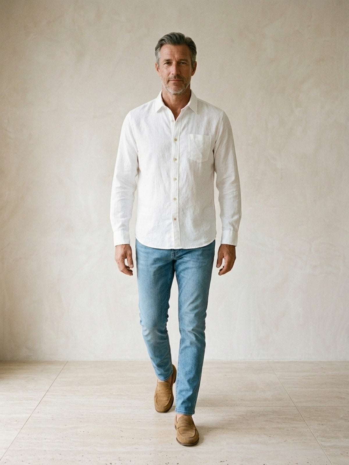 Branco | Camisa de linho e algodão Sartong Aveiro branco – corpo inteiro, modelo caminhando