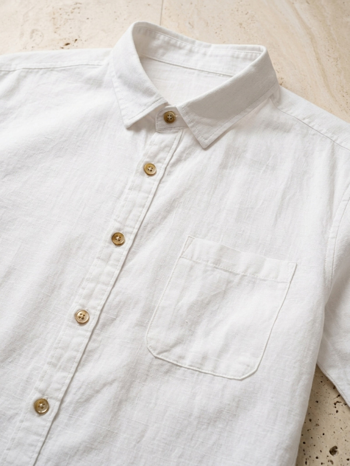 Branco | Camisa de linho e algodão Sartong Aveiro branco – detalhe do bolso e da gola