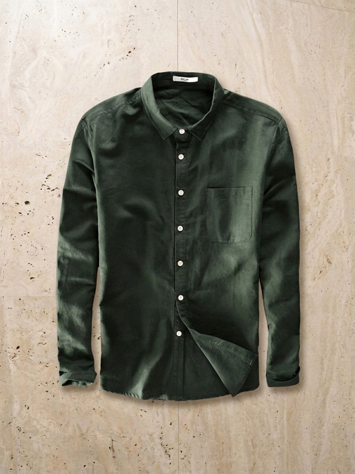 Verde | Camisa de linho e algodão Sartong Aveiro verde – peça sozinha vista de cima
