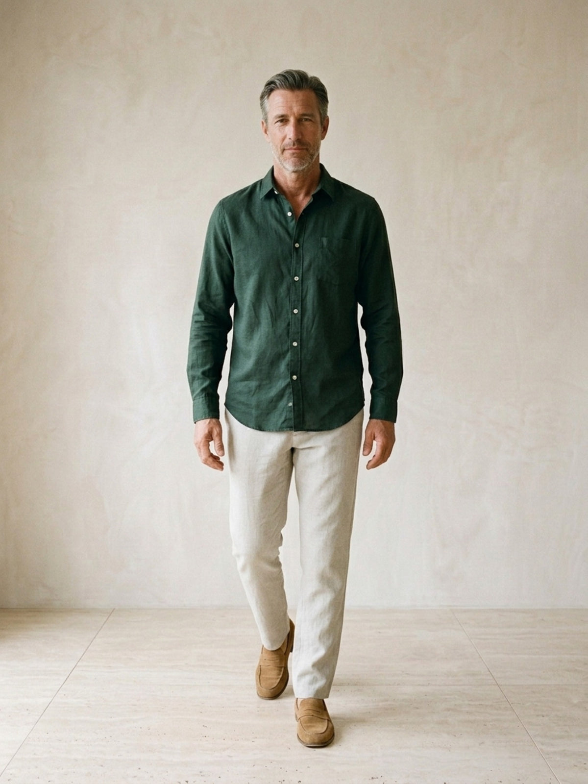Verde | Camisa de linho e algodão Sartong Aveiro verde – corpo inteiro, modelo caminhando