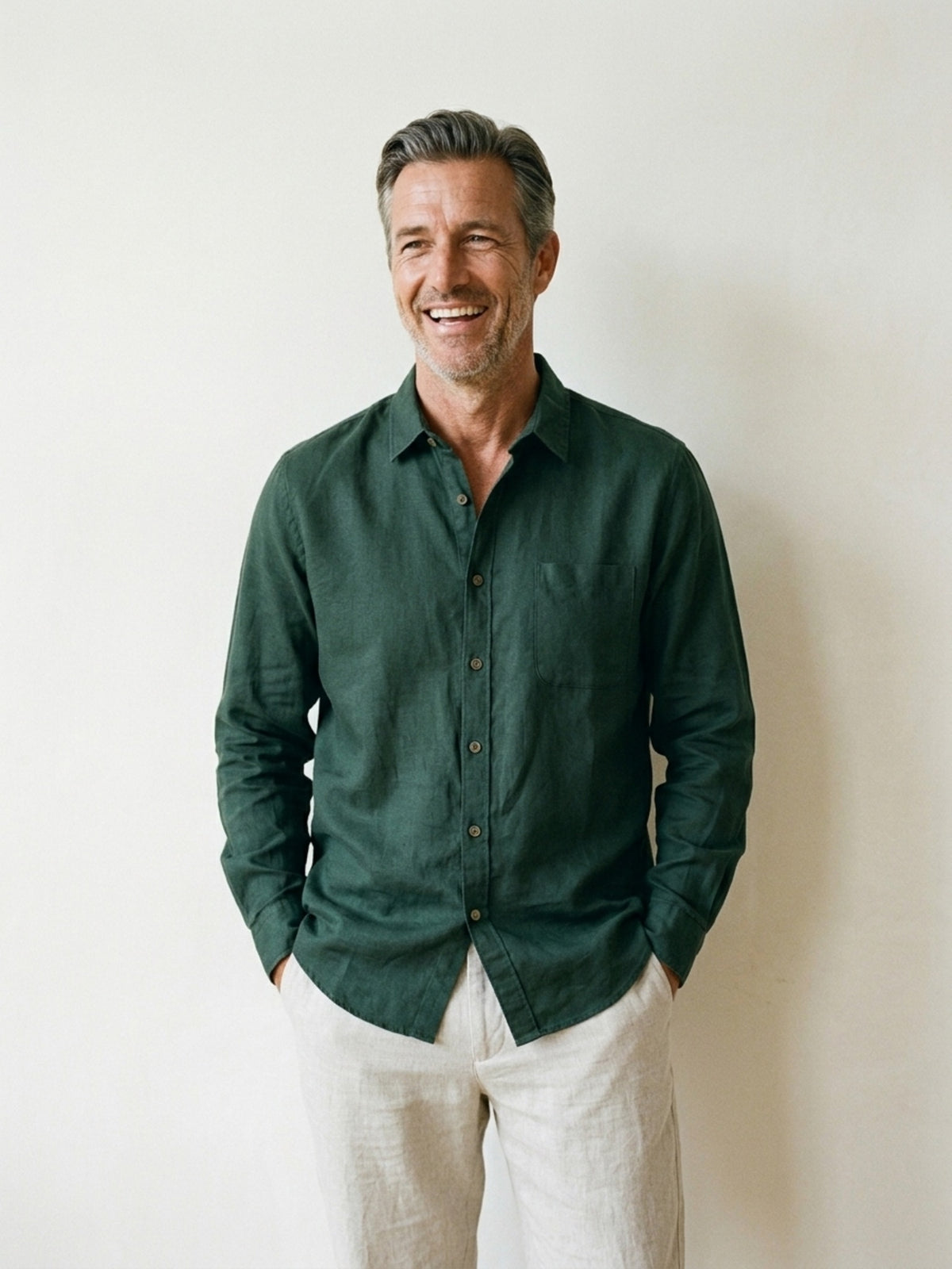 Verde | Camisa de linho e algodão Sartong Aveiro verde – modelo sorrindo, recorte médio