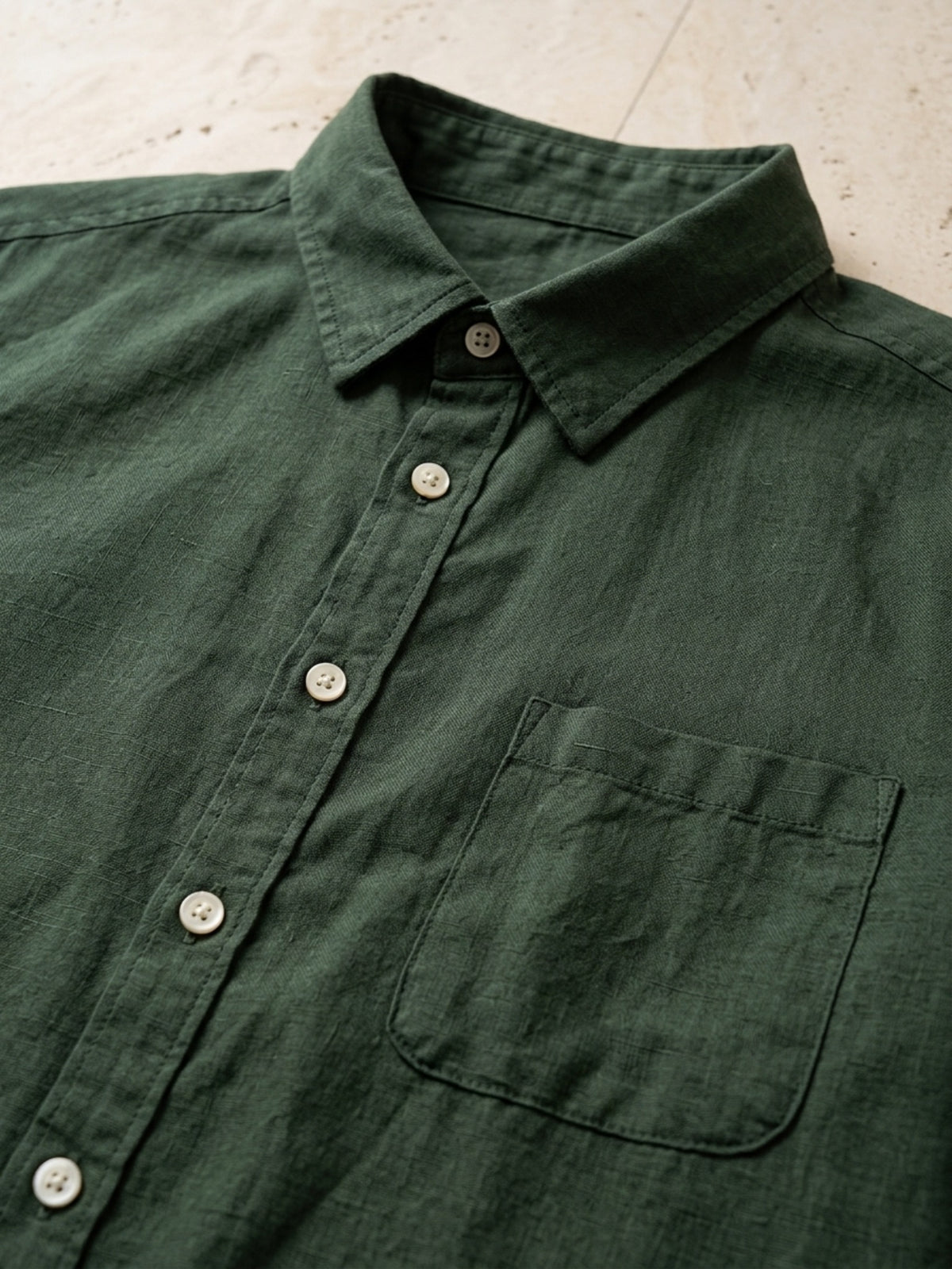 Verde | Camisa de linho e algodão Sartong Aveiro verde – detalhe do bolso e da gola