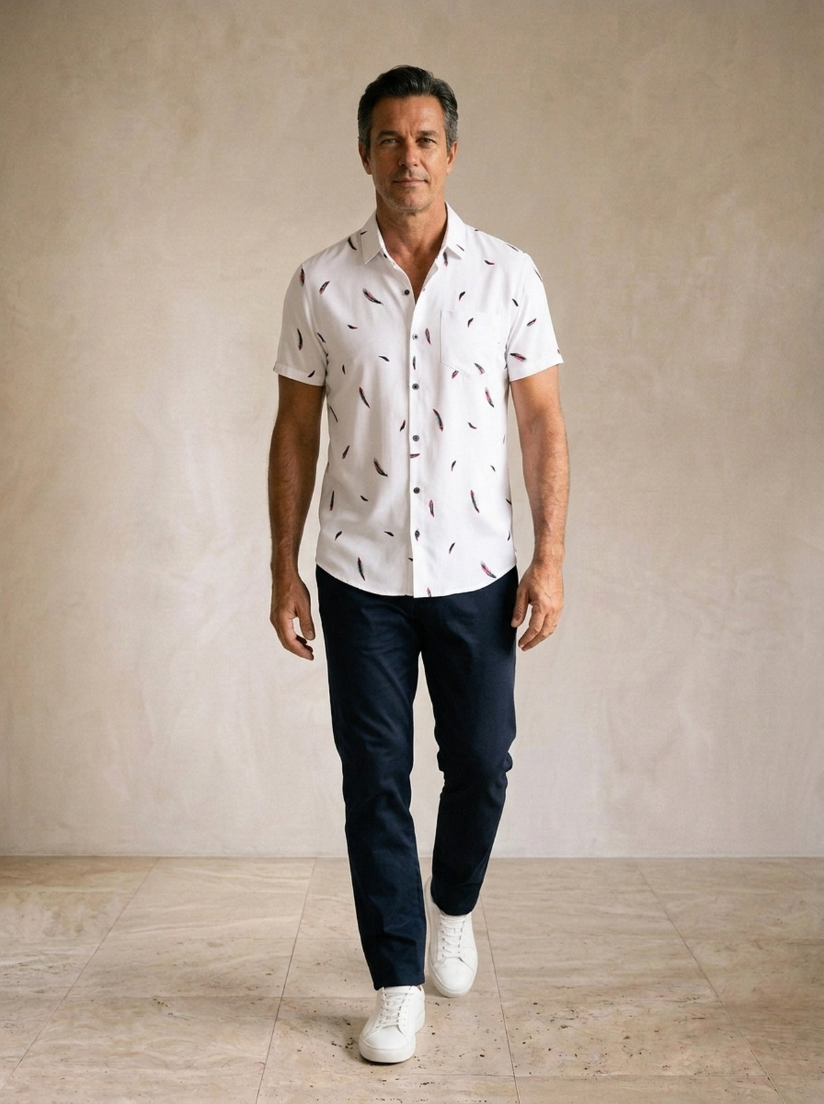 Camisa estampa de penas Avignon – corpo inteiro, modelo caminhando