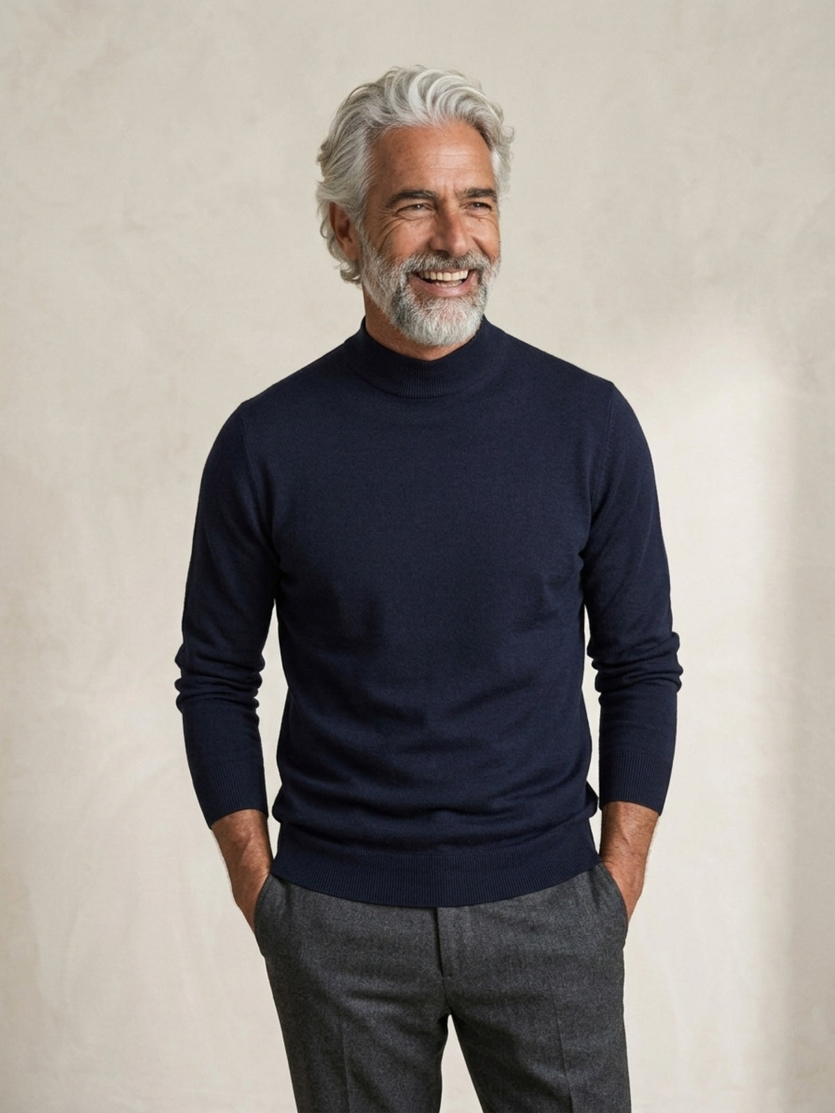 Azul-marinho | Suéter de tricô gola alta Sartong Bad Ragaz azul-marinho – modelo sorrindo, recorte médio
