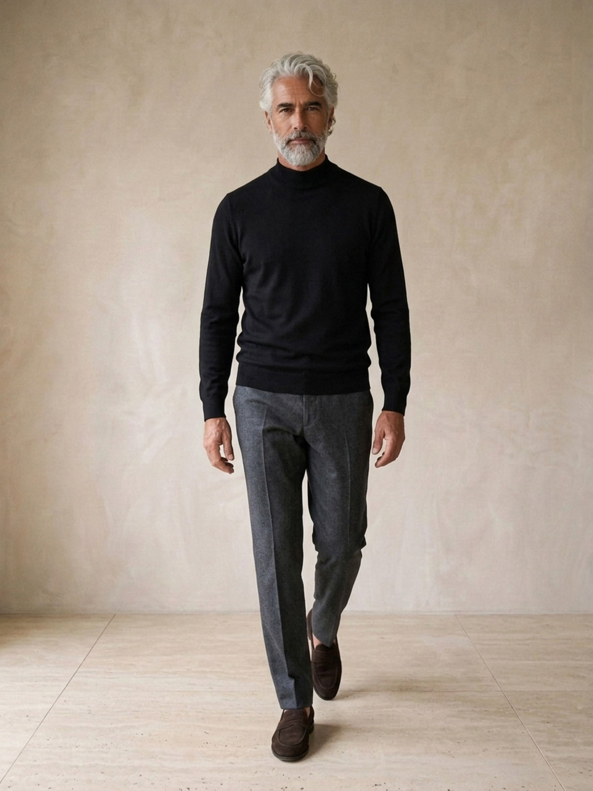 Preto | Suéter de tricô gola alta Sartong Bad Ragaz preto – corpo inteiro, modelo caminhando