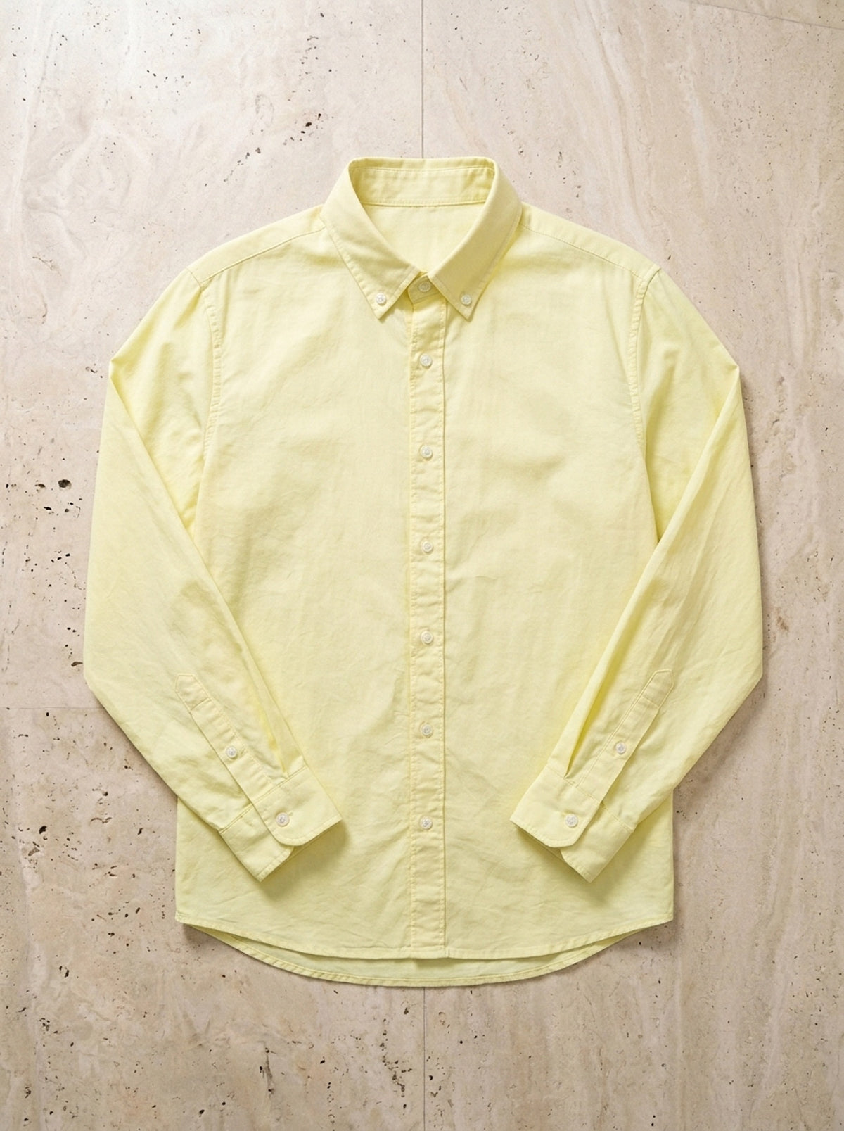 Amarelo | Camisa oxford gola de botão Balazuc amarelo – peça sozinha vista de cima