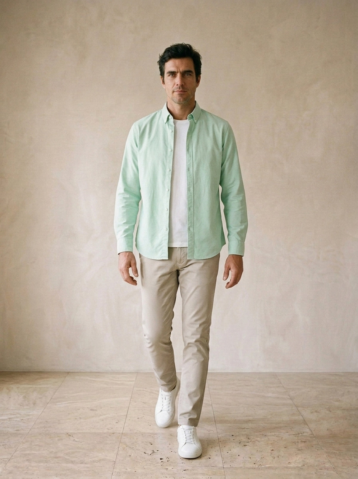 Verde-claro | Camisa oxford gola de botão Balazuc verde-claro – corpo inteiro, modelo caminhando
