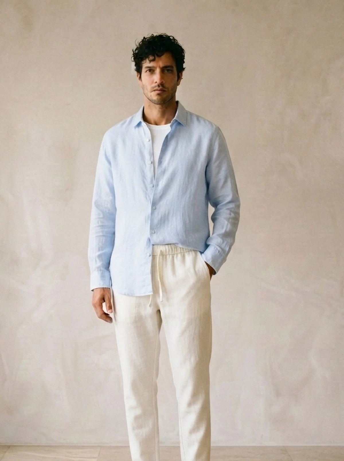 Camisa azul-claro, calça off-white | Conjunto camisa e calça de linho Balchik – vista de frente, recorte próximo