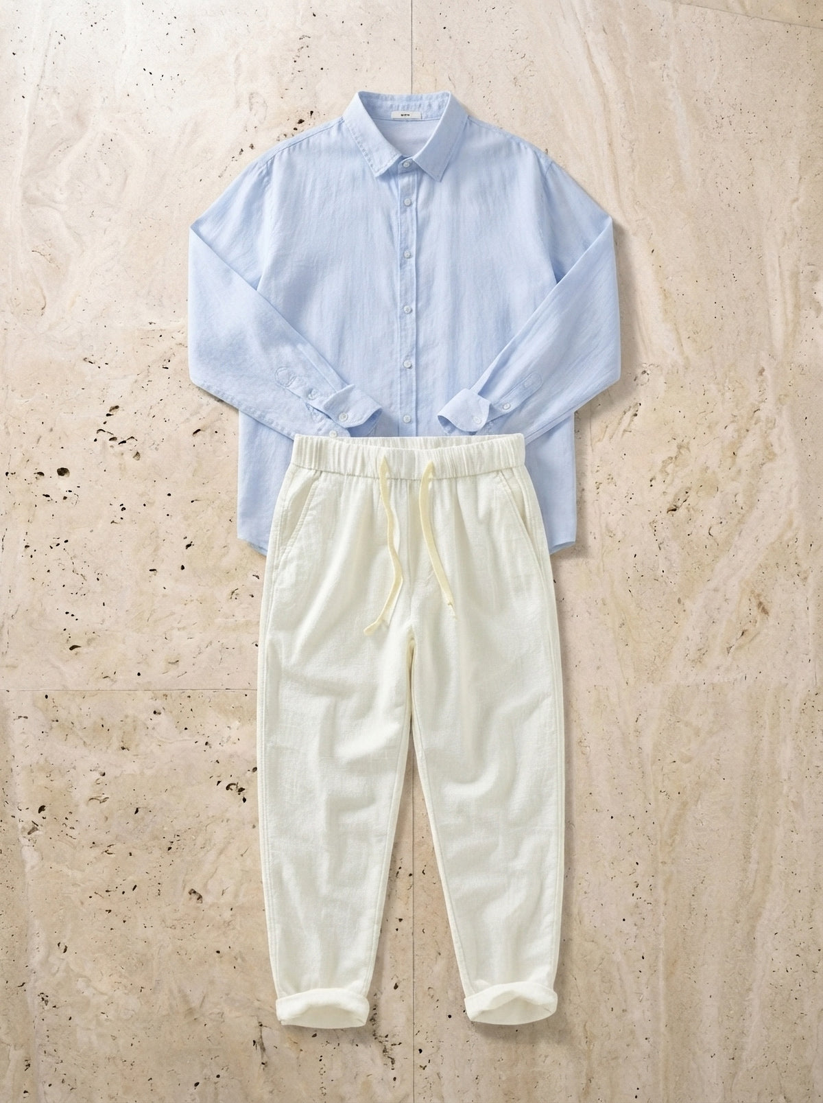 Camisa azul-claro, calça off-white | Conjunto camisa e calça de linho Balchik – peças sozinhas vistas de cima