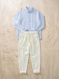 Camisa azul-claro, calça off-white