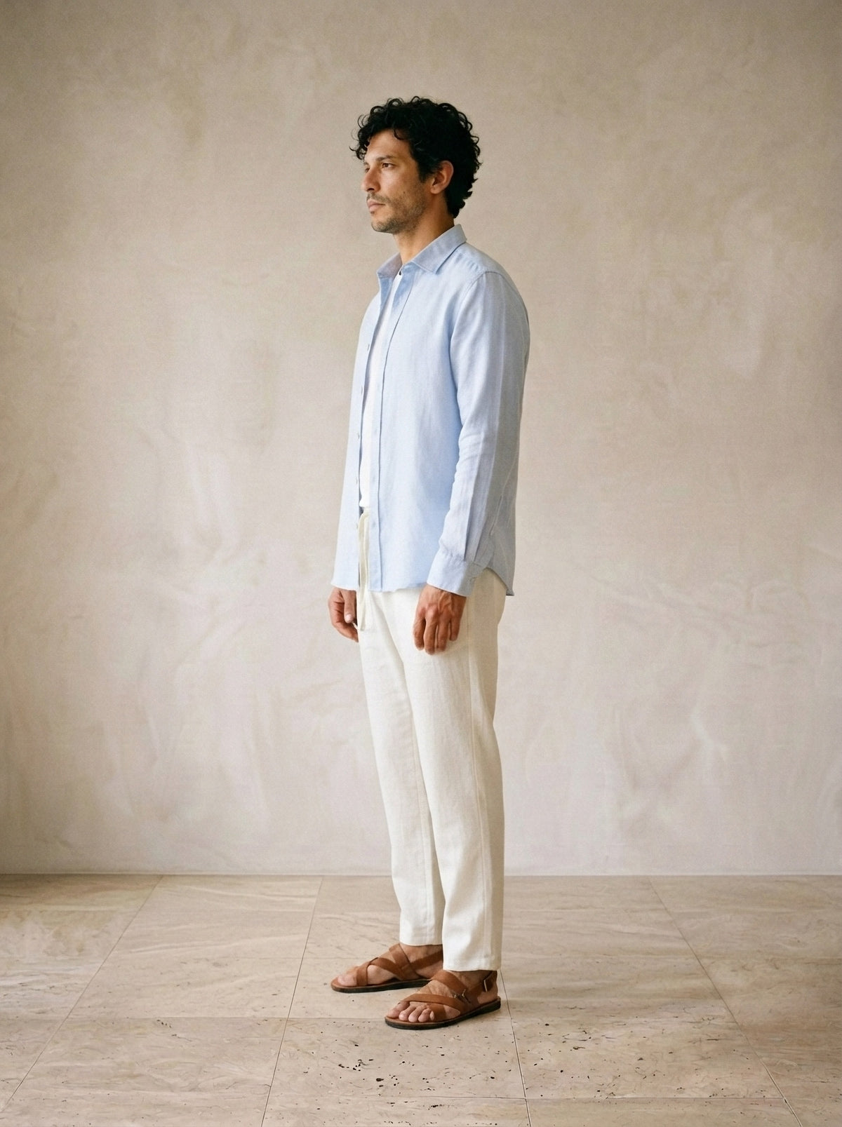 Camisa azul-claro, calça off-white | Conjunto camisa e calça de linho Balchik – vista de perfil