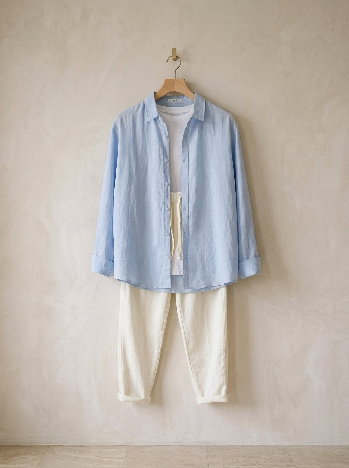 Camisa azul-claro, calça off-white | Conjunto camisa e calça de linho Balchik – peças sozinhas, no cabide de madeira