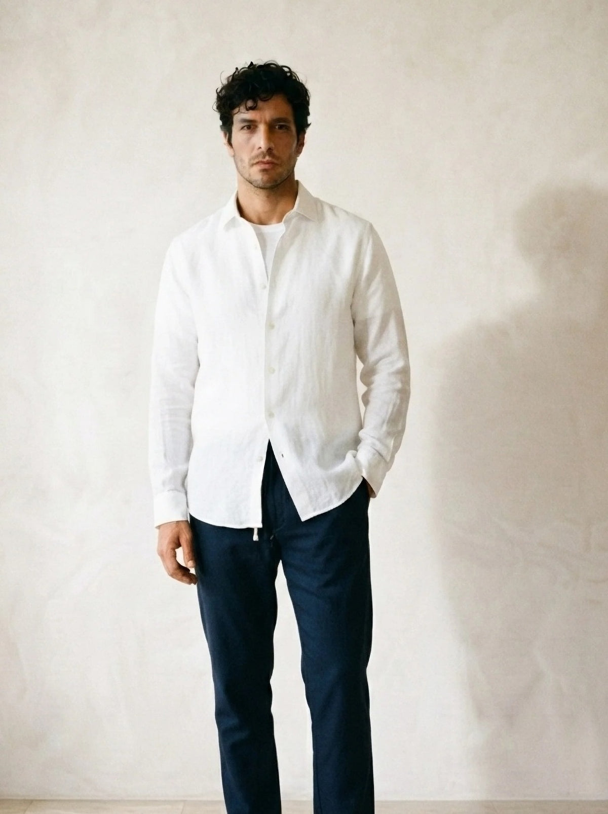 Camisa branca, calça marinho | Conjunto camisa e calça de linho Balchik – vista de frente, recorte próximo