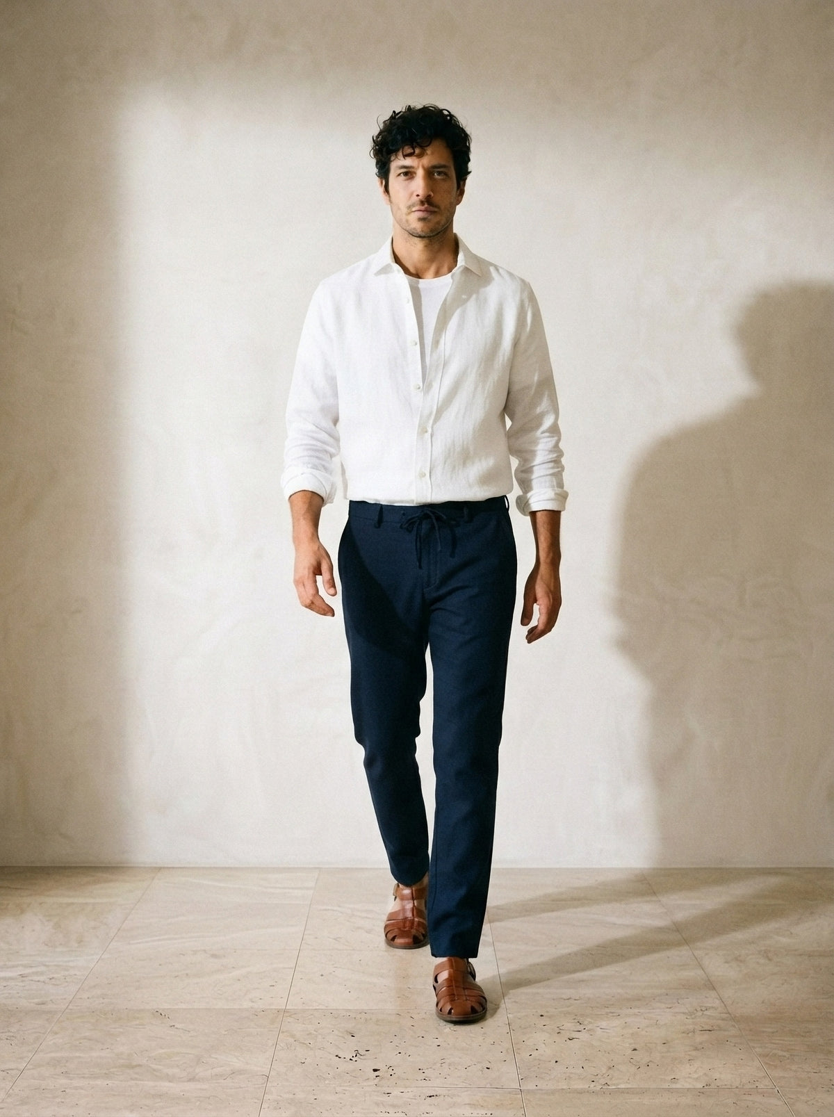 Camisa branca, calça marinho | Conjunto camisa e calça de linho Balchik – corpo inteiro, modelo caminhando