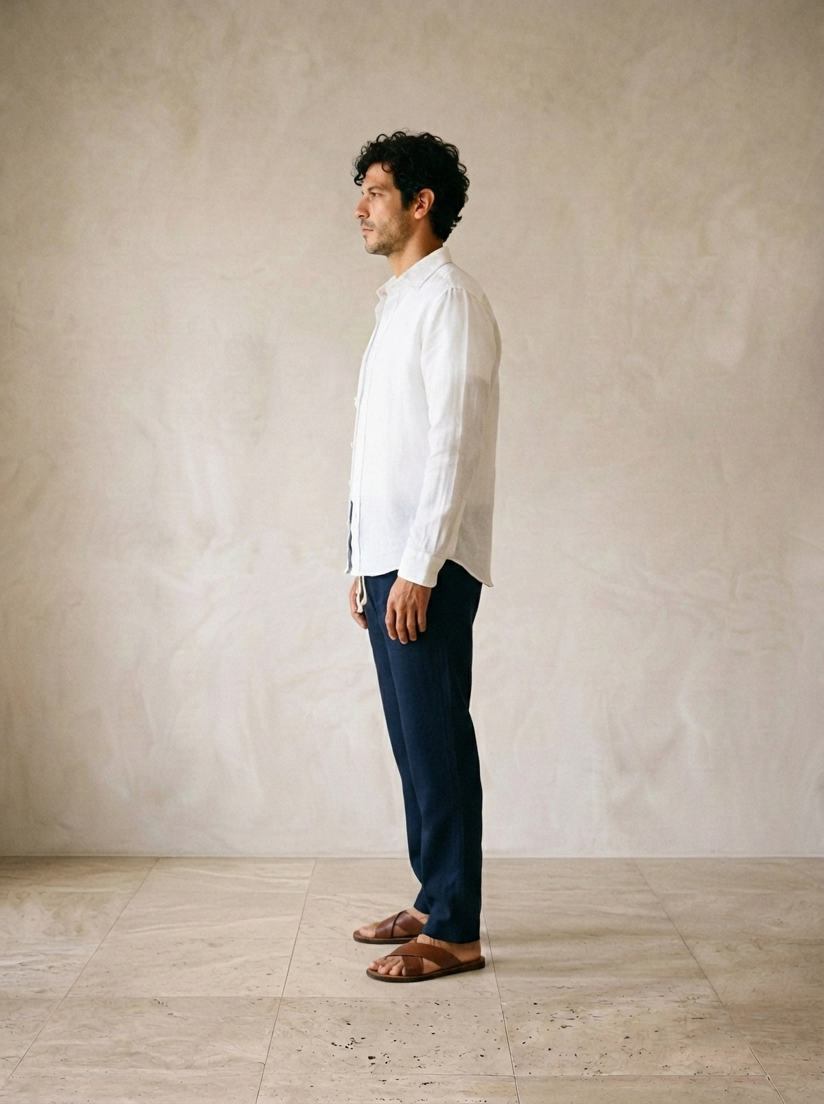 Camisa branca, calça marinho | Conjunto camisa e calça de linho Balchik – vista de perfil
