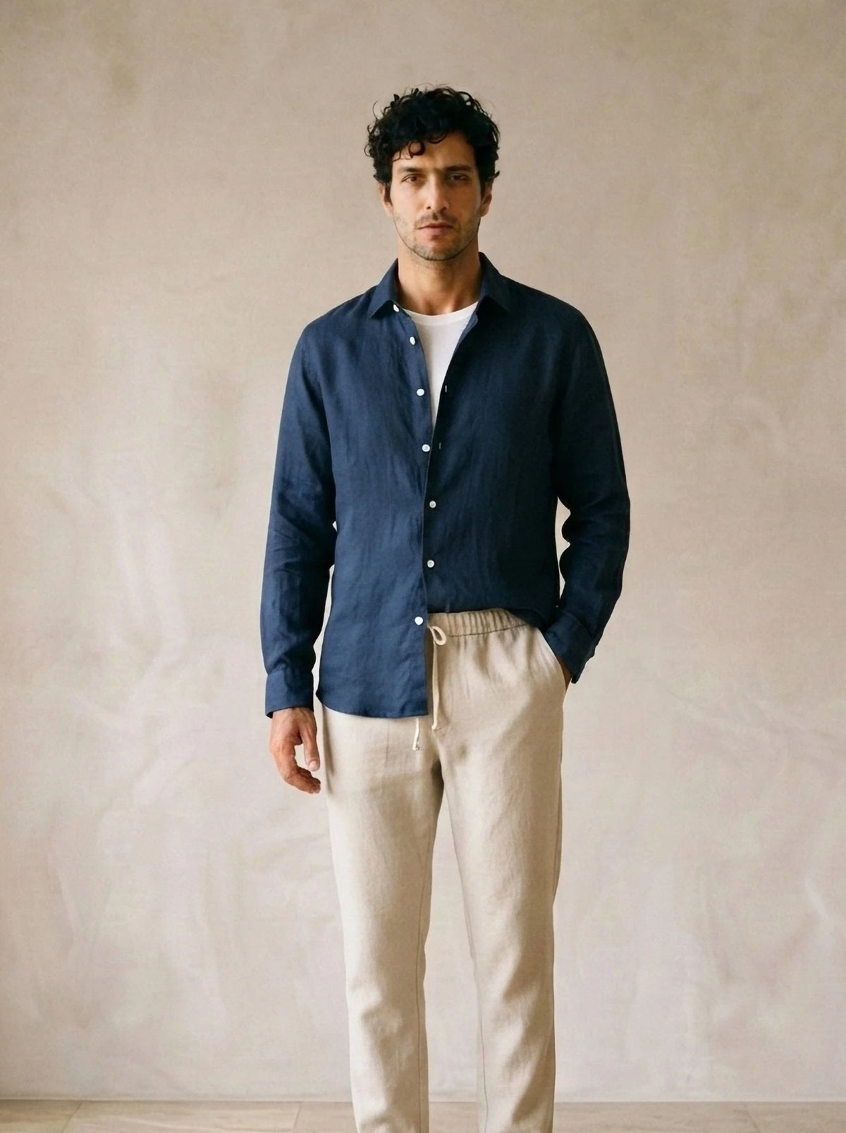 Camisa marinho, calça bege | Conjunto camisa e calça de linho Balchik – vista de frente, recorte próximo