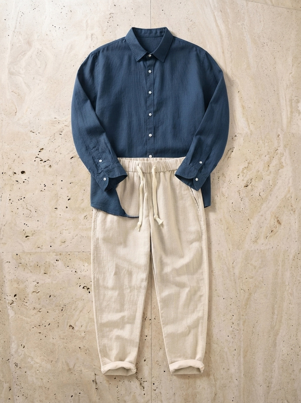Camisa marinho, calça bege | Conjunto camisa e calça de linho Balchik – peças sozinhas vistas de cima