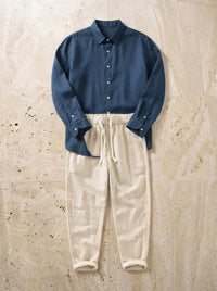 Camisa marinho, calça bege