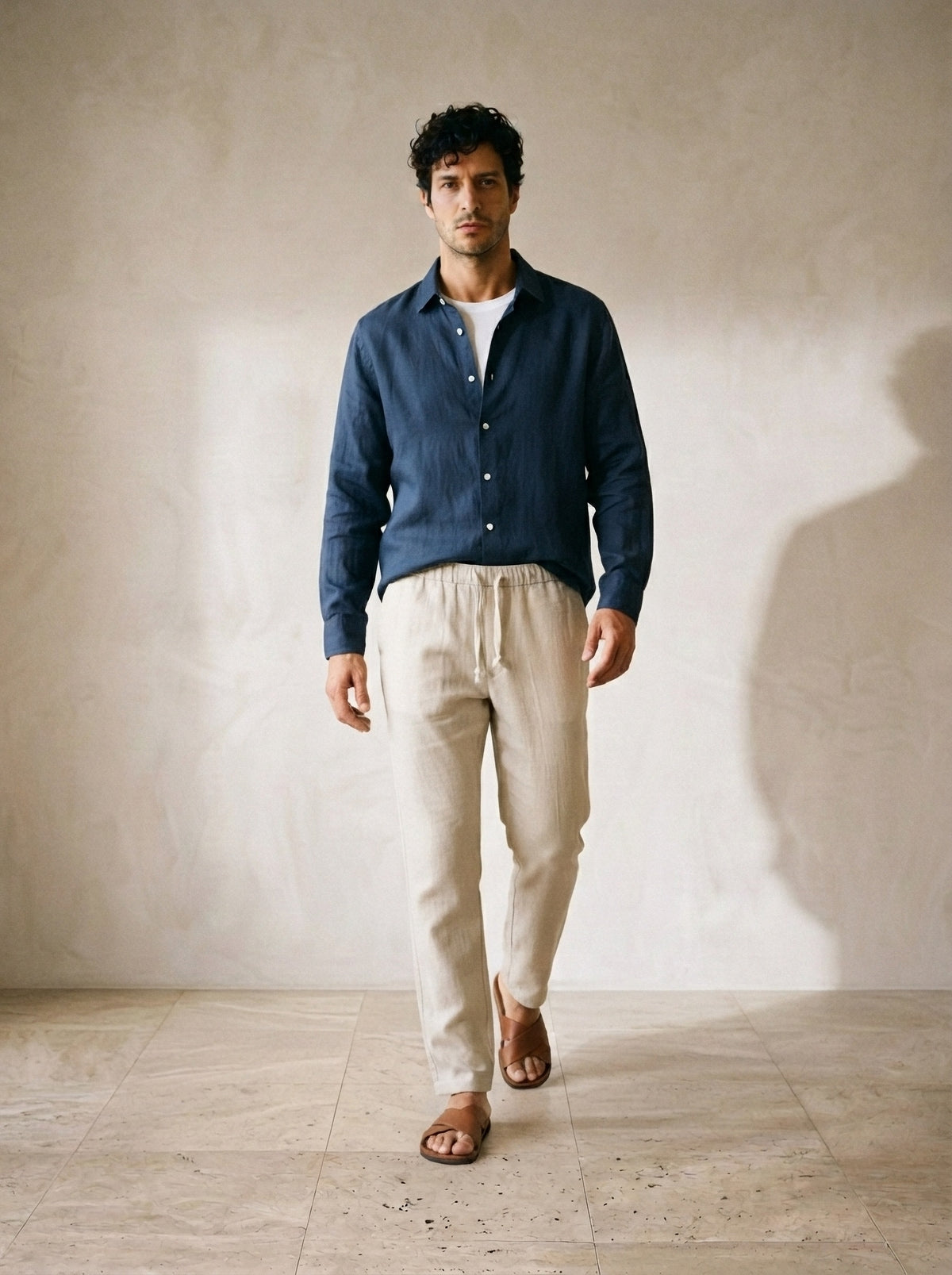 Camisa marinho, calça bege | Conjunto camisa e calça de linho Balchik – corpo inteiro, modelo caminhando