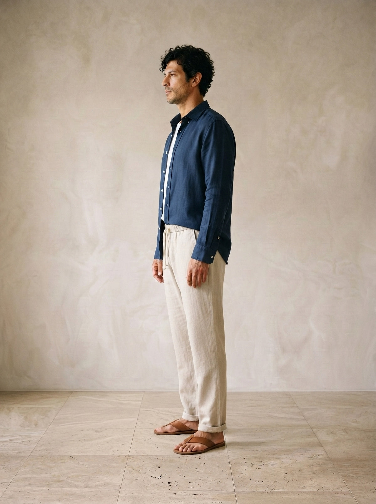 Camisa marinho, calça bege | Conjunto camisa e calça de linho Balchik – vista de perfil