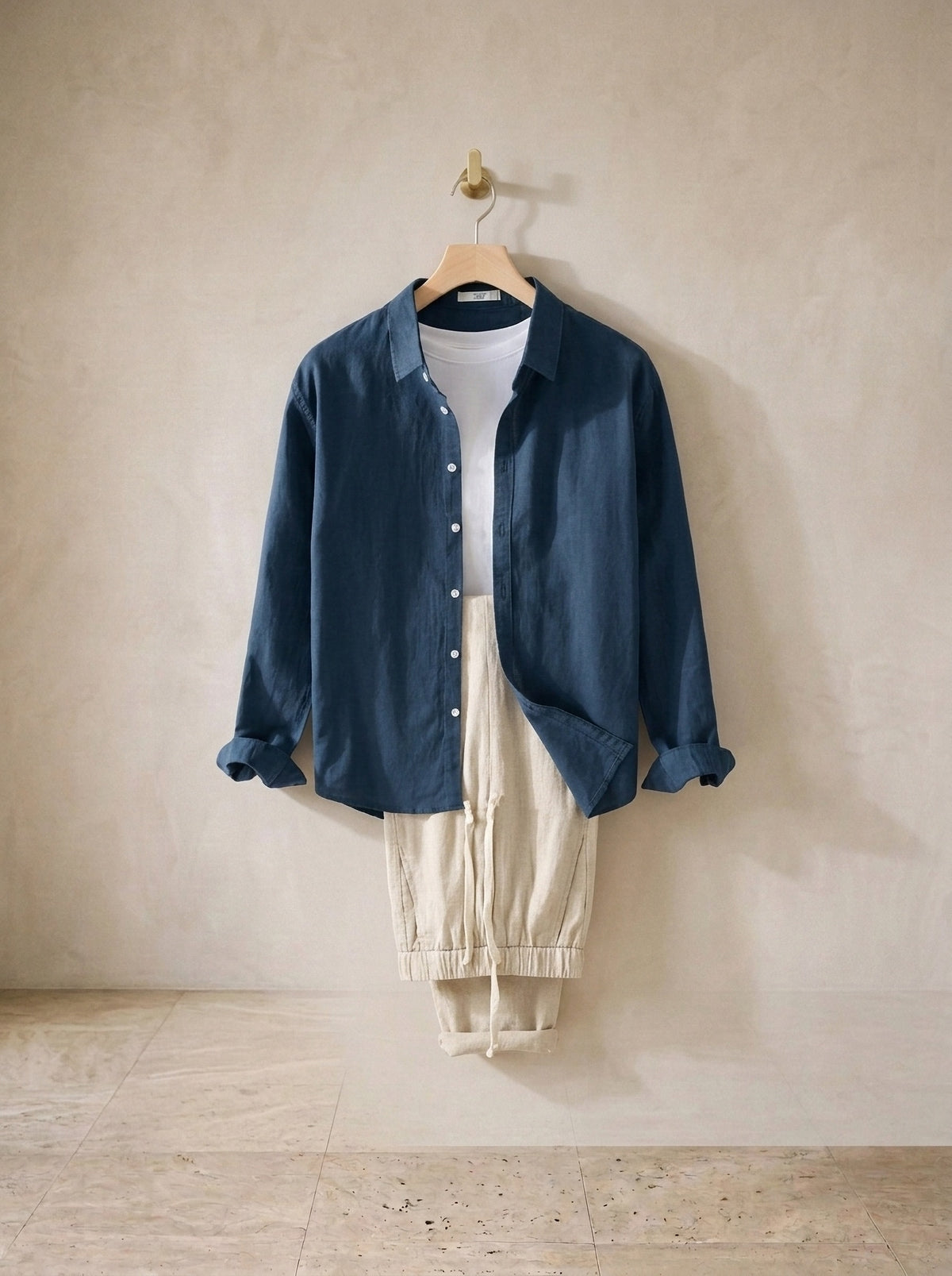 Camisa marinho, calça bege | Conjunto camisa e calça de linho Balchik – peças sozinhas, no cabide de madeira