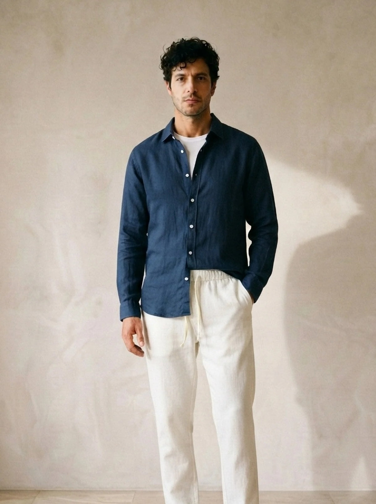 Camisa marinho, calça off-white | Conjunto camisa e calça de linho Balchik – vista de frente, recorte próximo