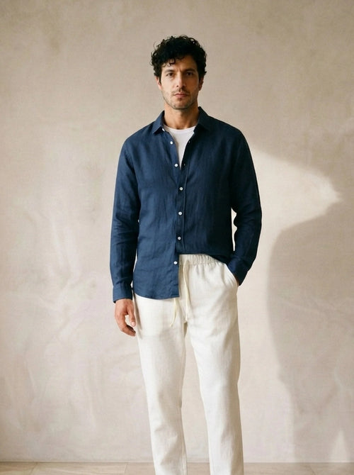 Camisa marinho, calça off-white | Conjunto camisa e calça de linho Balchik – vista de frente, recorte próximo
