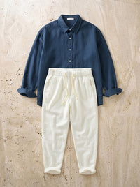 Camisa marinho, calça off-white
