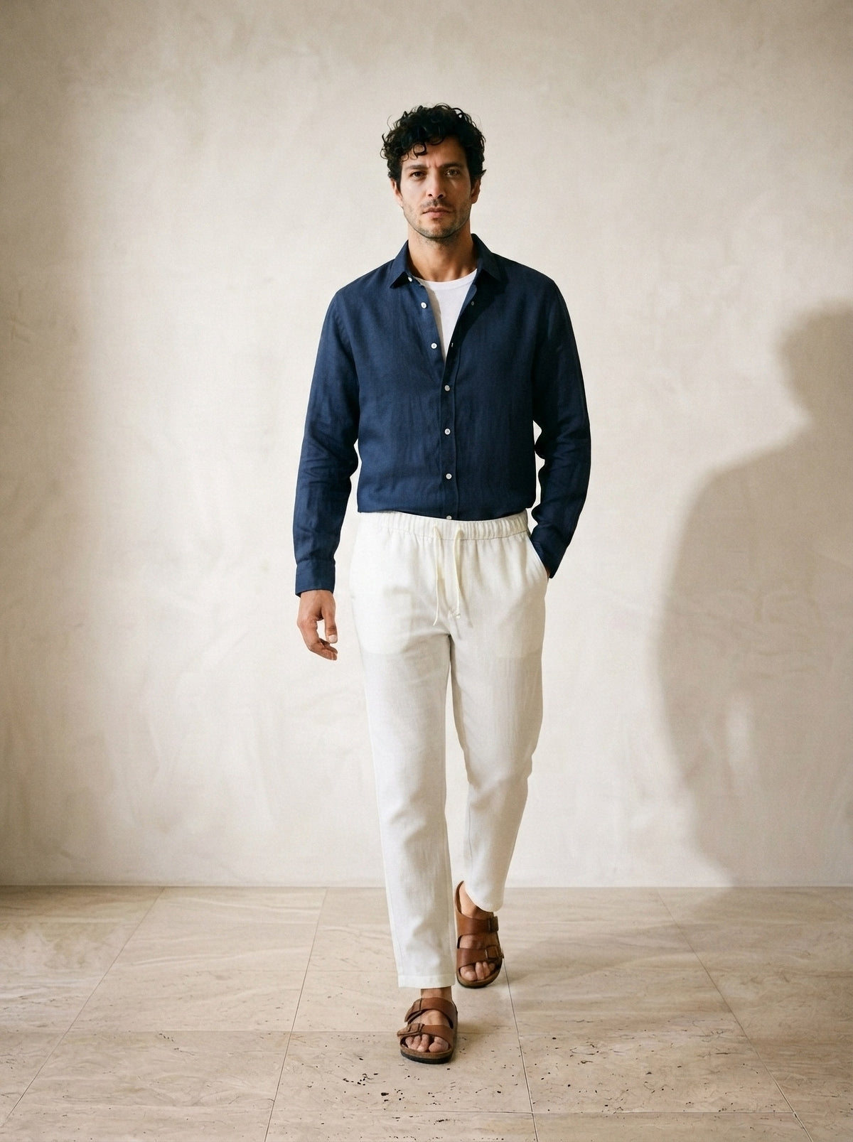 Camisa marinho, calça off-white | Conjunto camisa e calça de linho Balchik – corpo inteiro, modelo caminhando