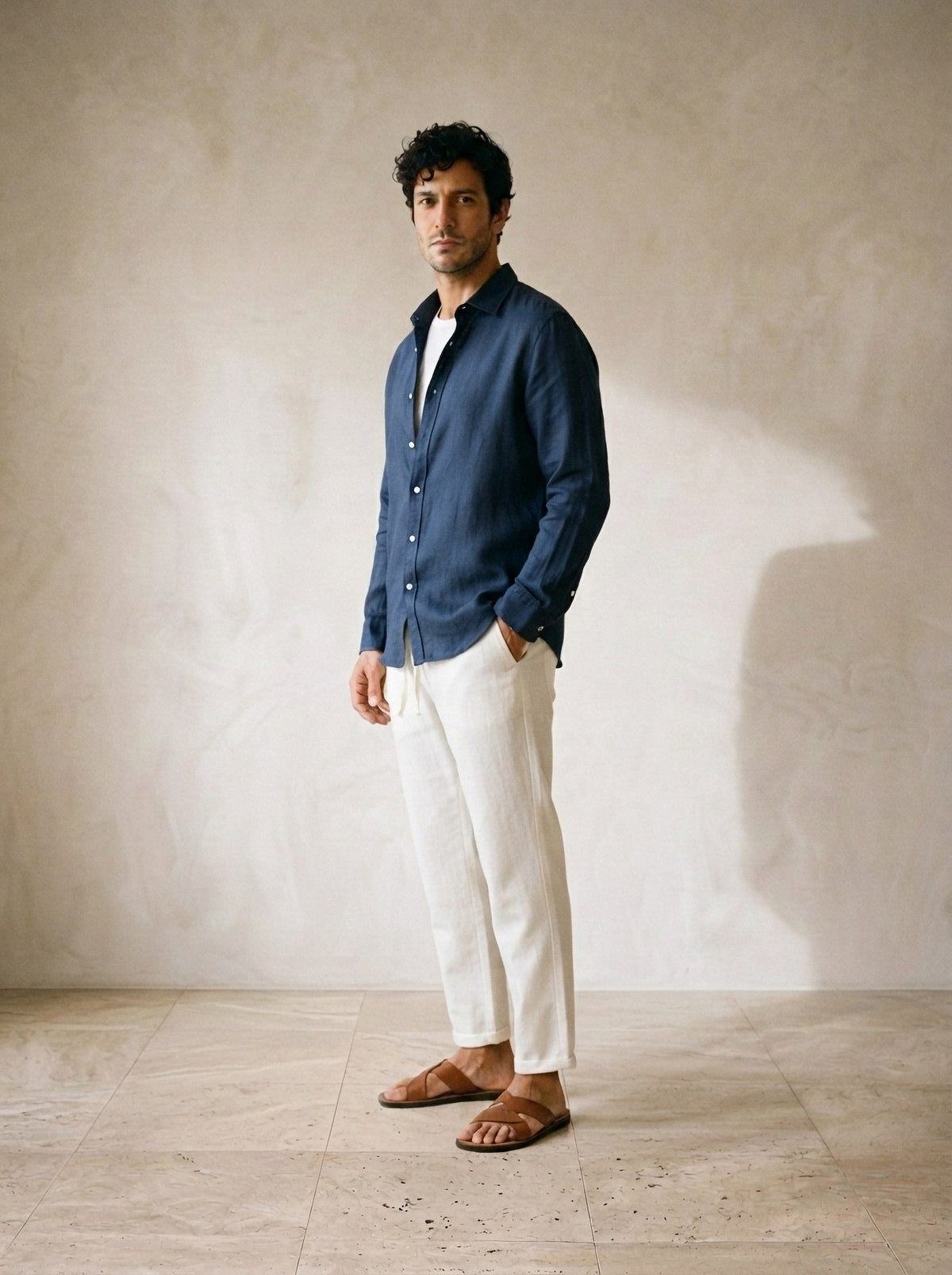 Camisa marinho, calça off-white | Conjunto camisa e calça de linho Balchik – vista três quartos