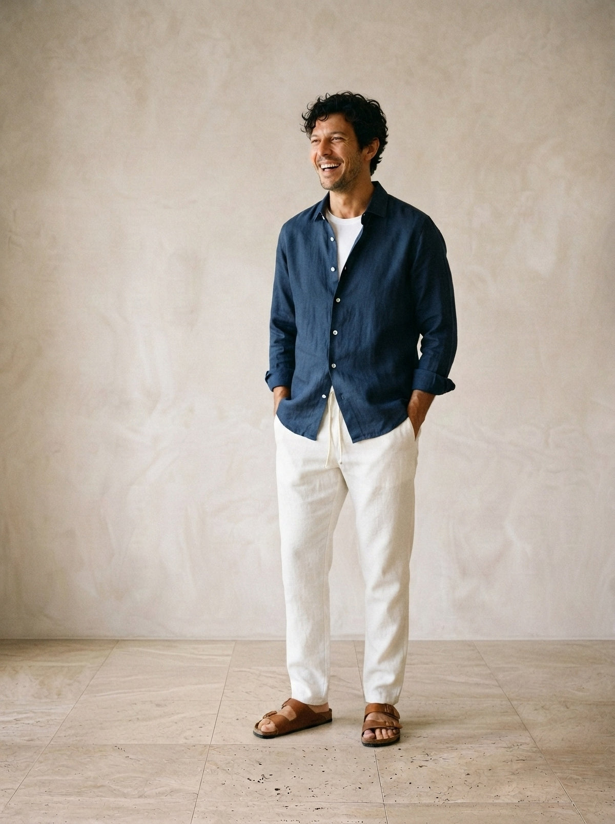 Camisa marinho, calça off-white | Conjunto camisa e calça de linho Balchik – modelo sorrindo, recorte médio
