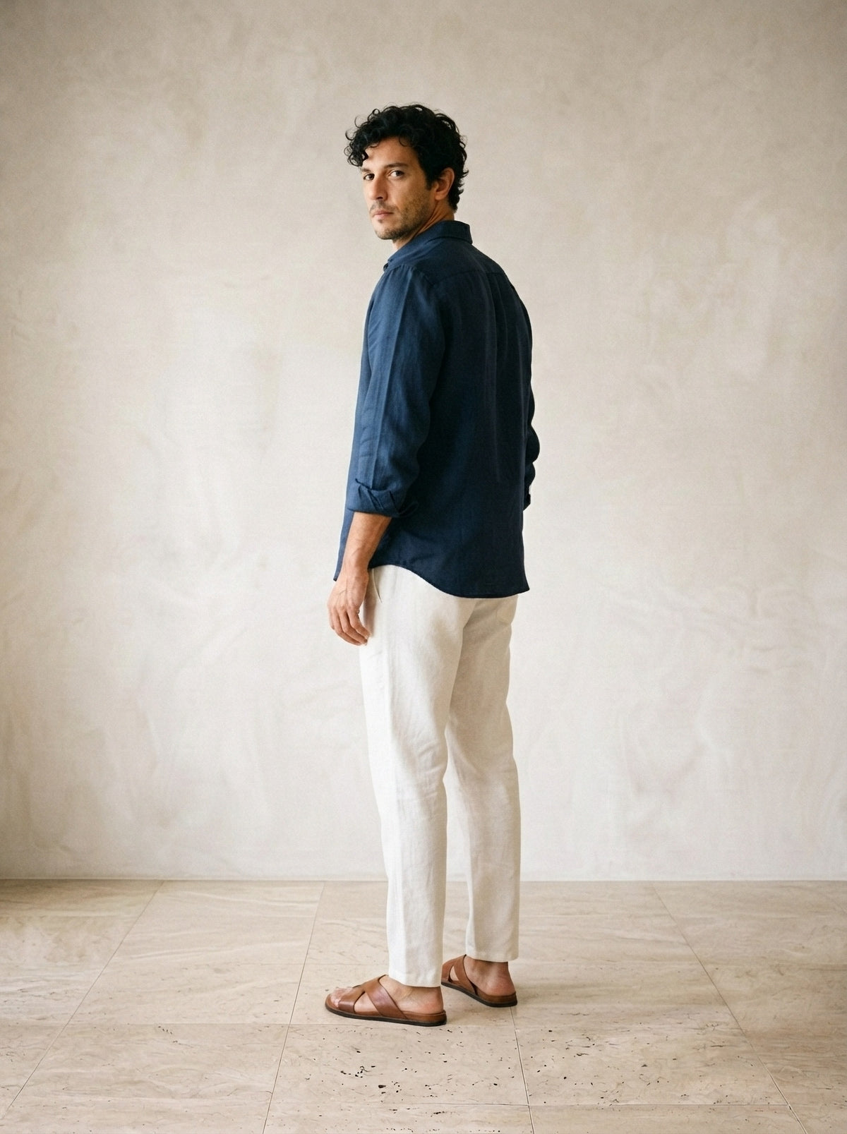 Camisa marinho, calça off-white | Conjunto camisa e calça de linho Balchik – costas, olhando por cima do ombro