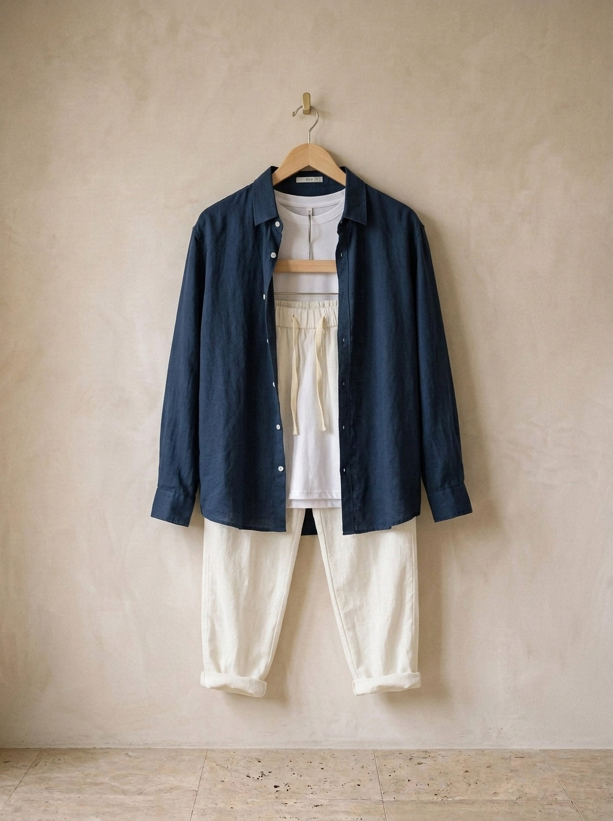Camisa marinho, calça off-white | Conjunto camisa e calça de linho Balchik – peças sozinhas, no cabide de madeira