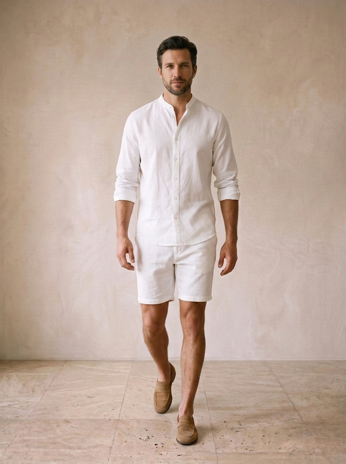 Branco | Conjunto camisa manga longa gola padre e short Bandol branco – corpo inteiro, modelo caminhando