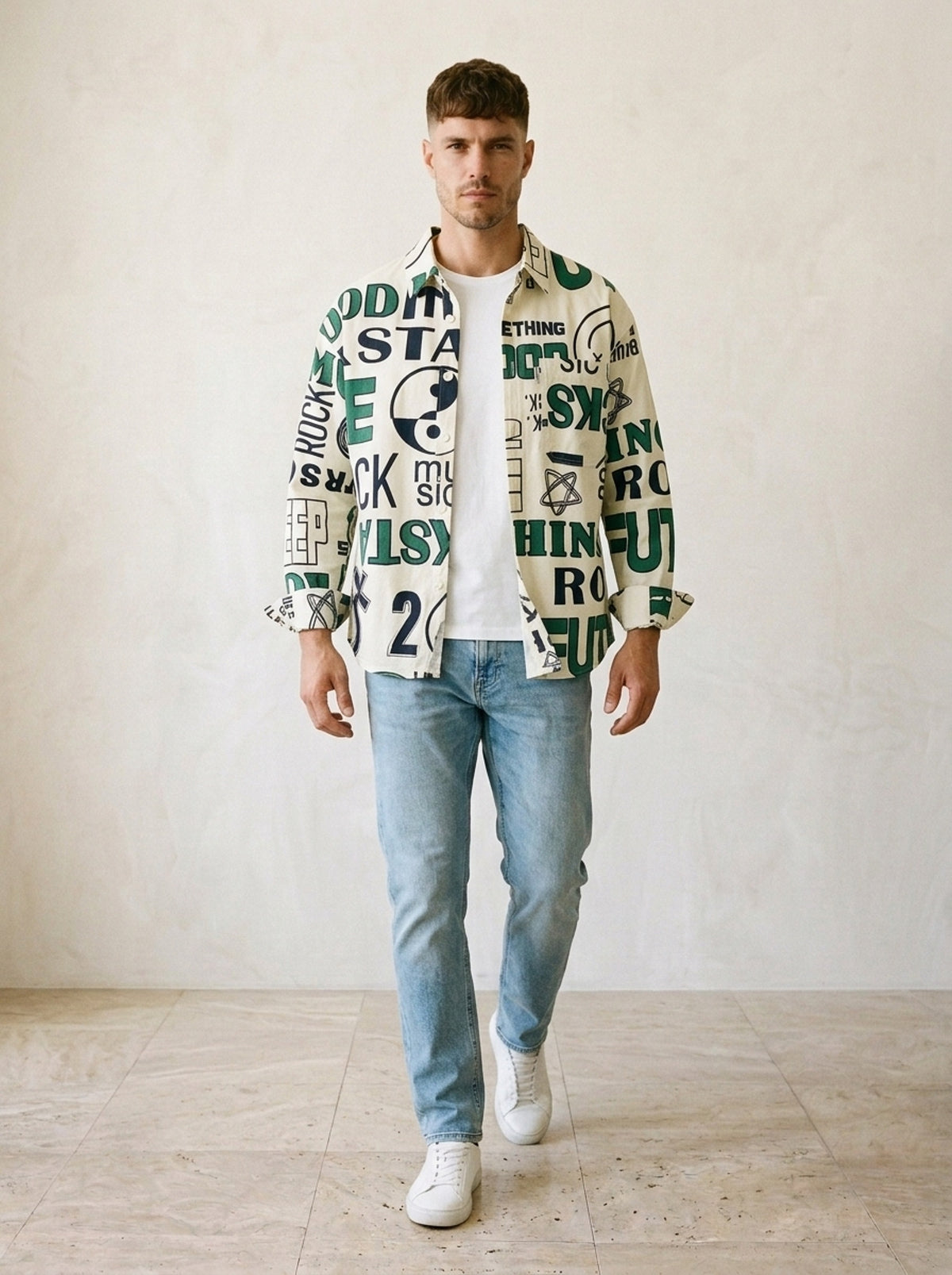 Verde | Camisa estampa de palavras Bari verde – corpo inteiro, modelo caminhando