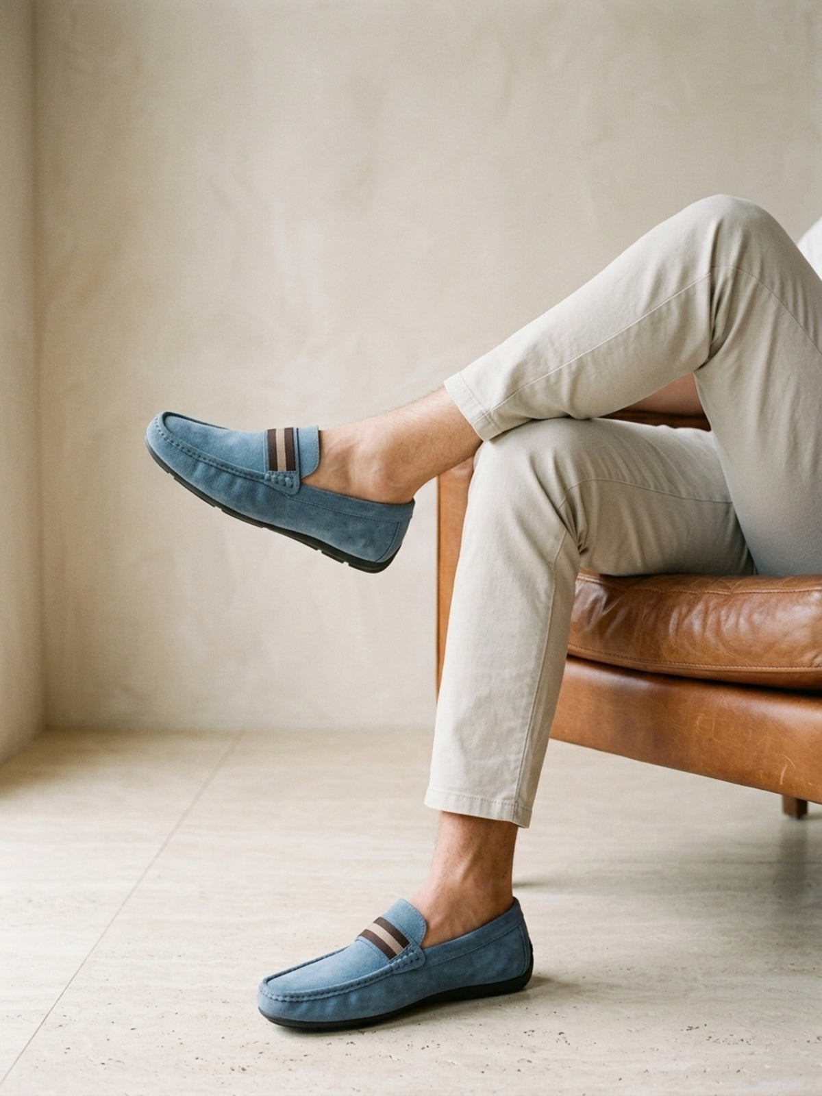 Azul | Mocassim social Sartong Bassano azul – look com o modelo sentado