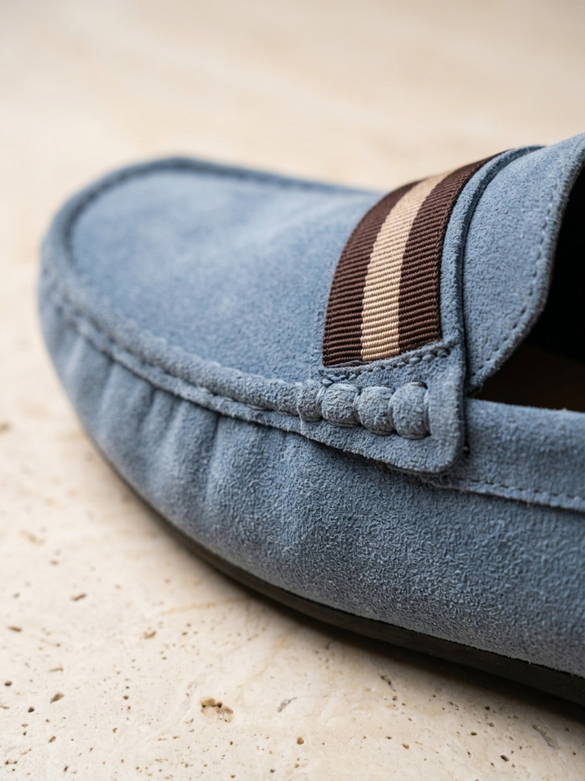 Azul | Mocassim social Sartong Bassano azul – detalhe da faixa elástica e da costura