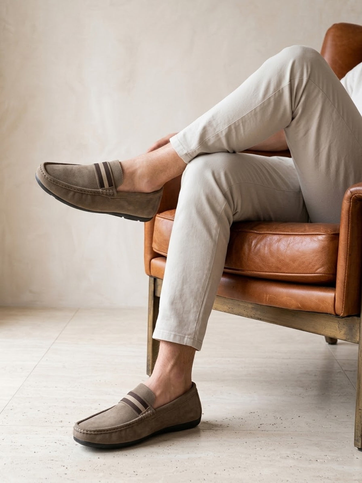 Caqui | Mocassim social Sartong Bassano caqui – look com o modelo sentado
