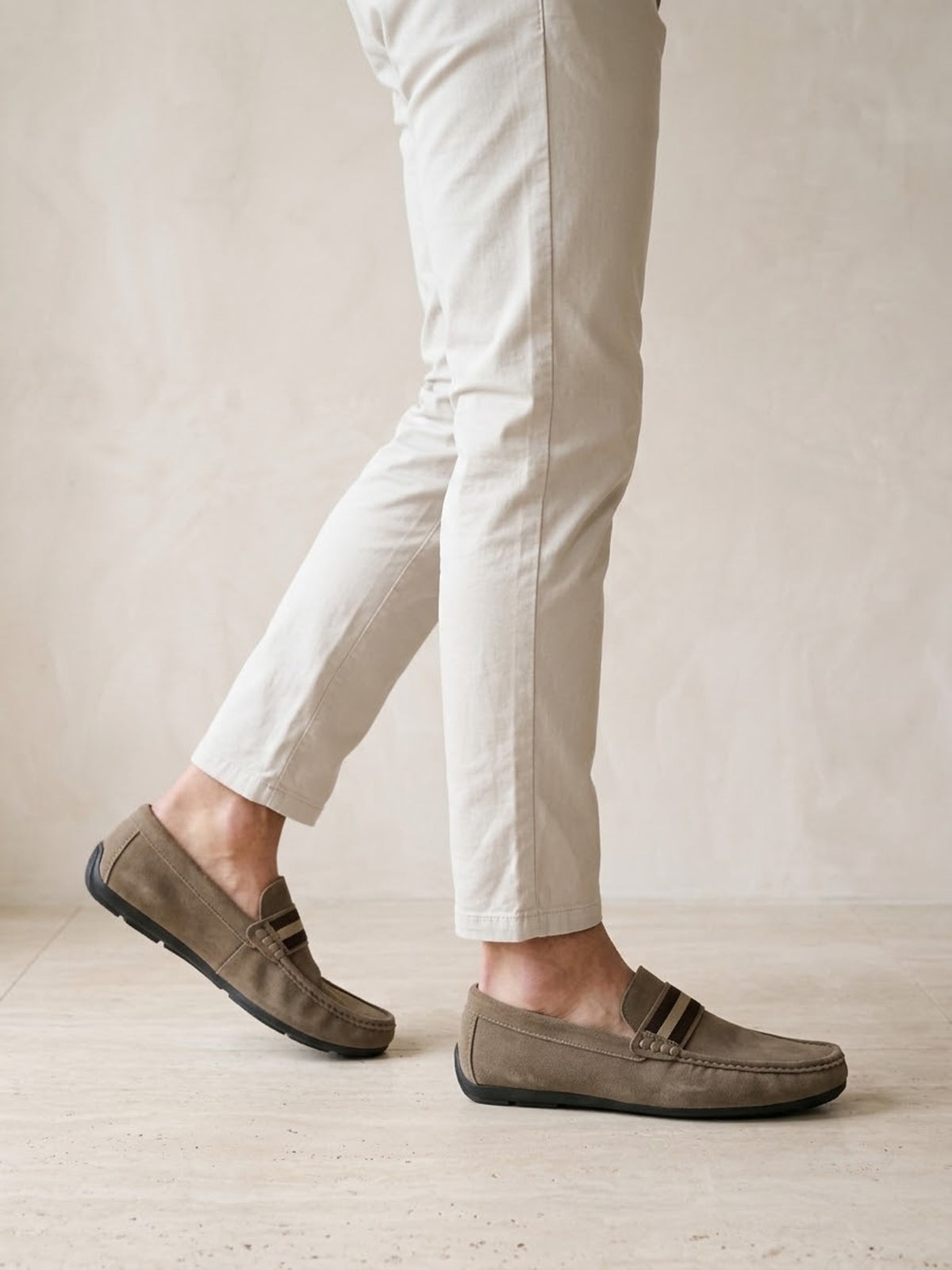 Caqui | Mocassim social Sartong Bassano caqui – vista lateral no pé