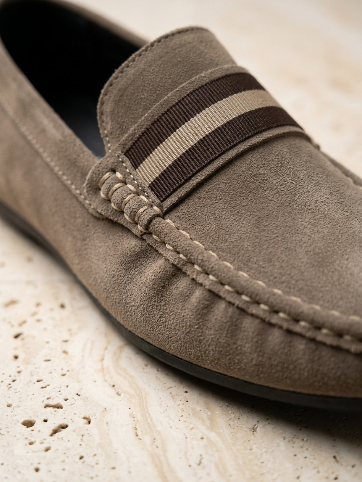 Caqui | Mocassim social Sartong Bassano caqui – detalhe da faixa elástica e da costura