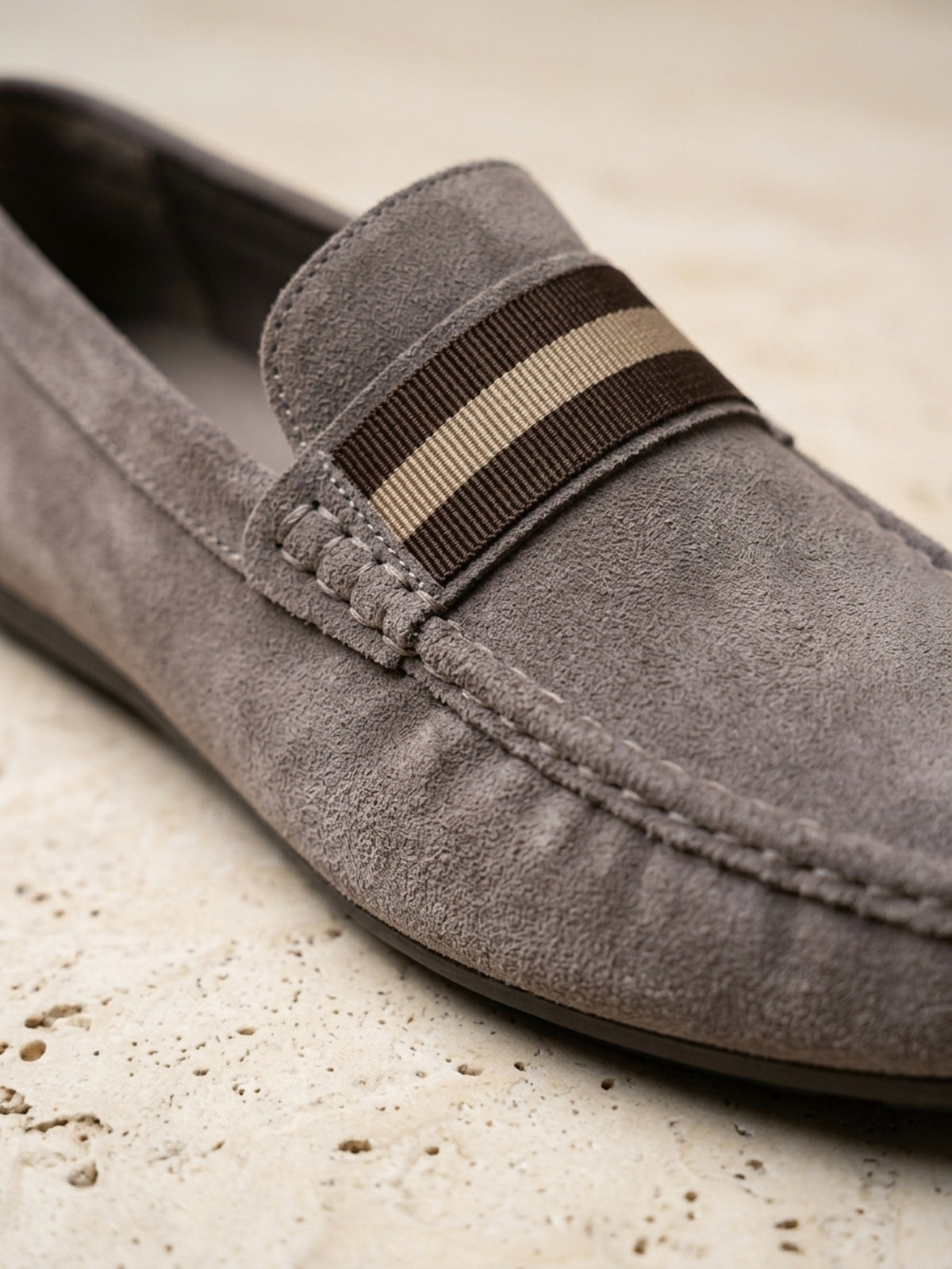 Cinza | Mocassim social Sartong Bassano cinza – detalhe da faixa elástica e da costura