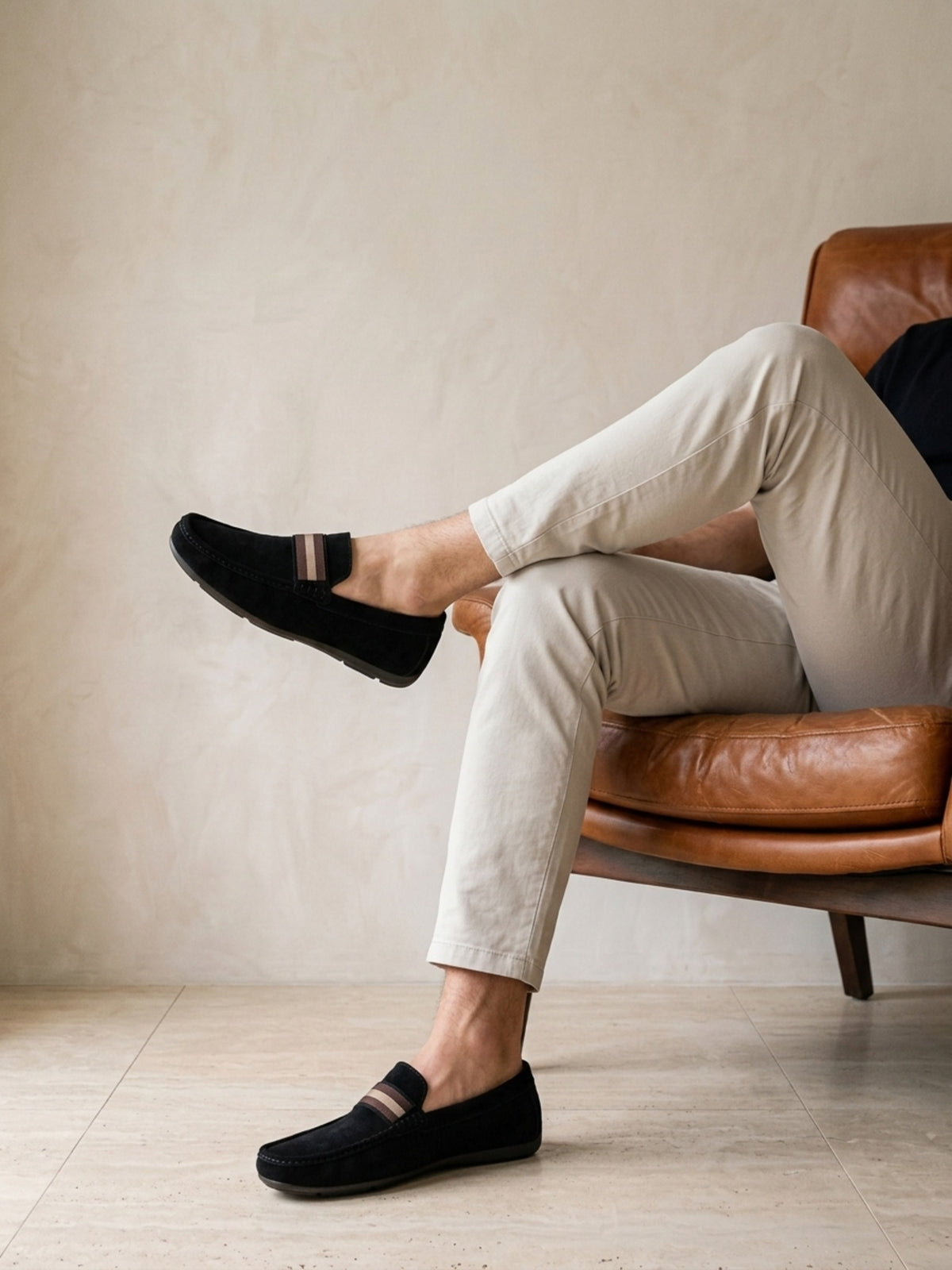 Preto | Mocassim social Sartong Bassano preto – look com o modelo sentado