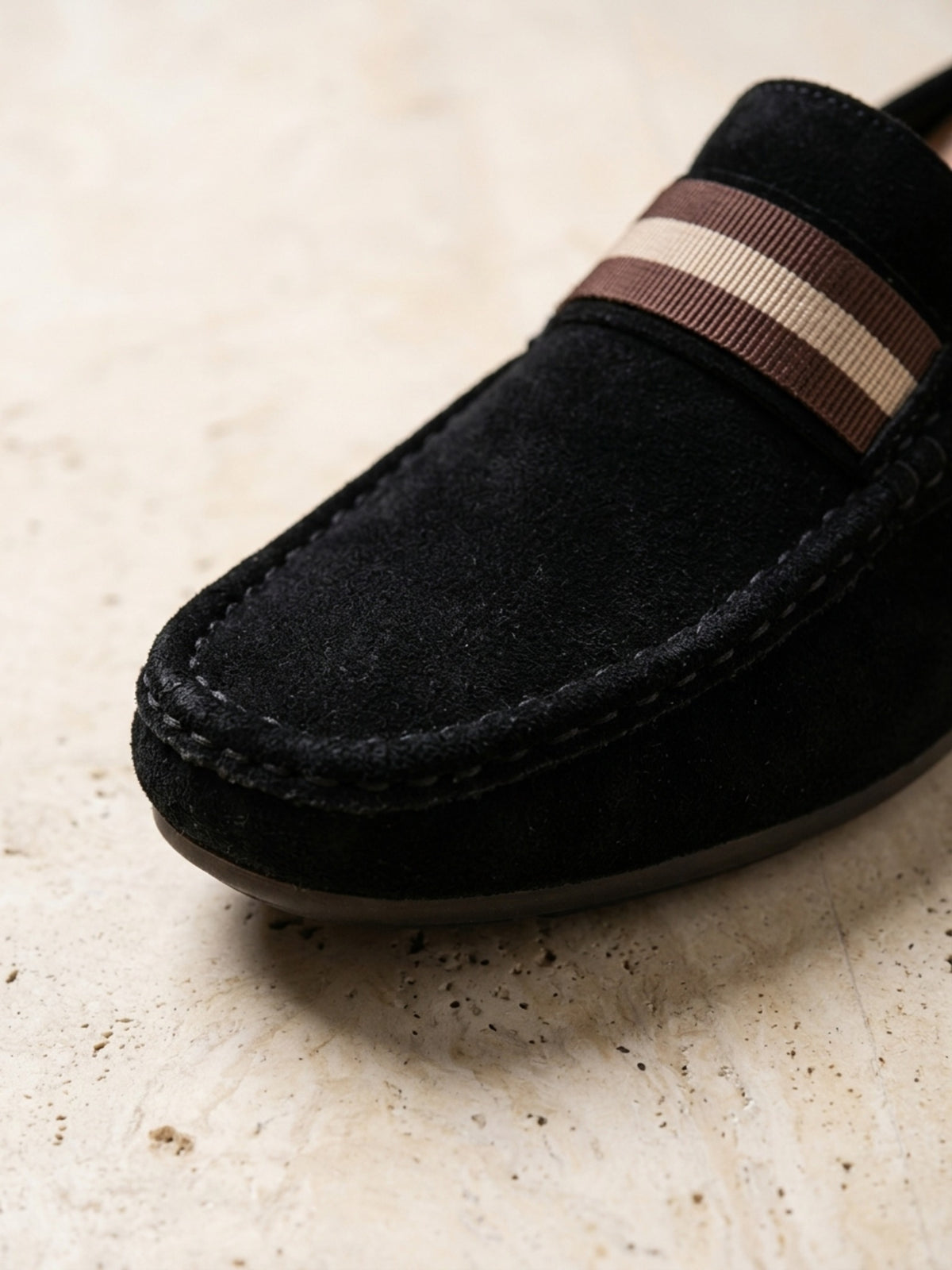 Preto | Mocassim social Sartong Bassano preto – detalhe da faixa elástica e da costura