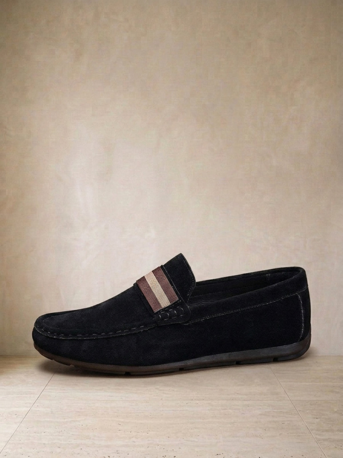 Preto | Mocassim social Sartong Bassano preto – par visto de lado, foto de produto