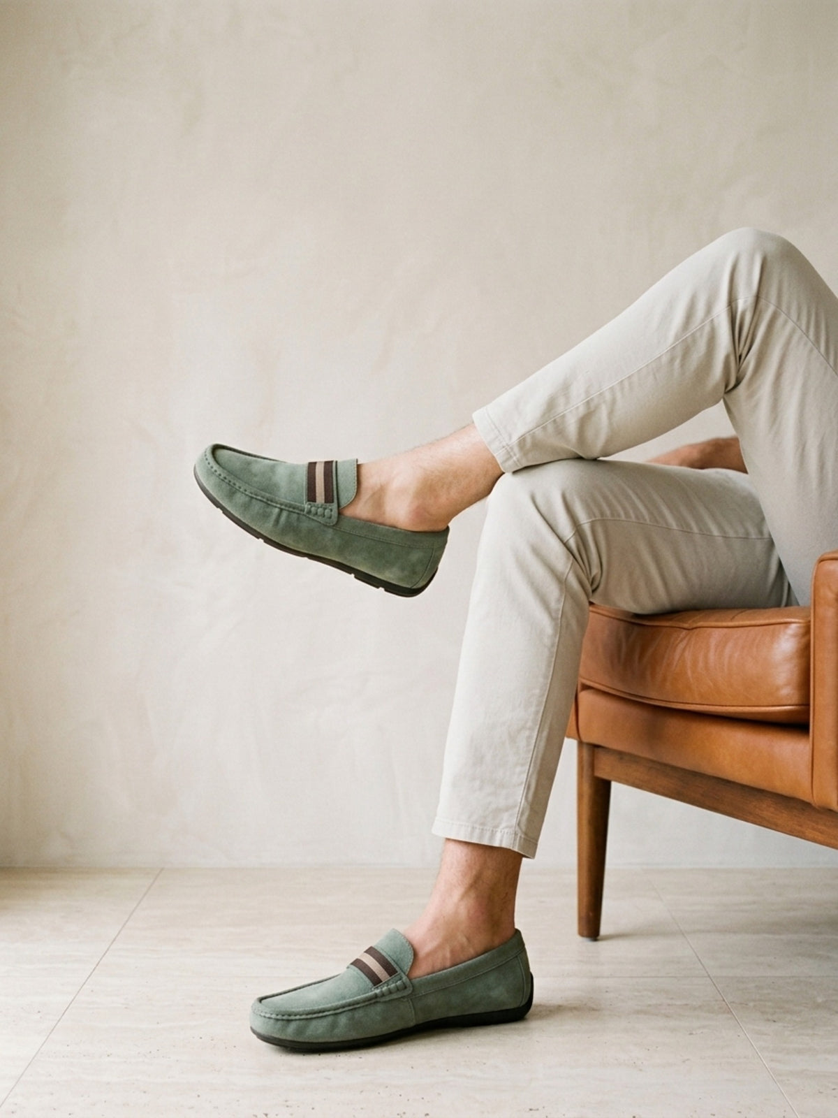 Verde | Mocassim social Sartong Bassano verde – look com o modelo sentado