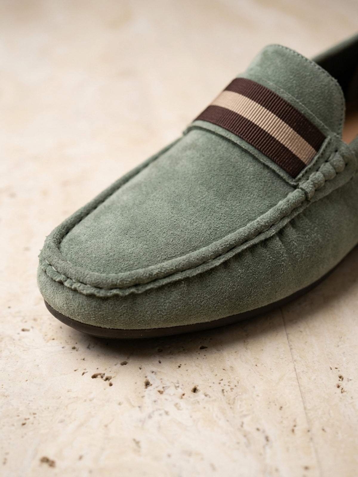 Verde | Mocassim social Sartong Bassano verde – detalhe da faixa elástica e da costura