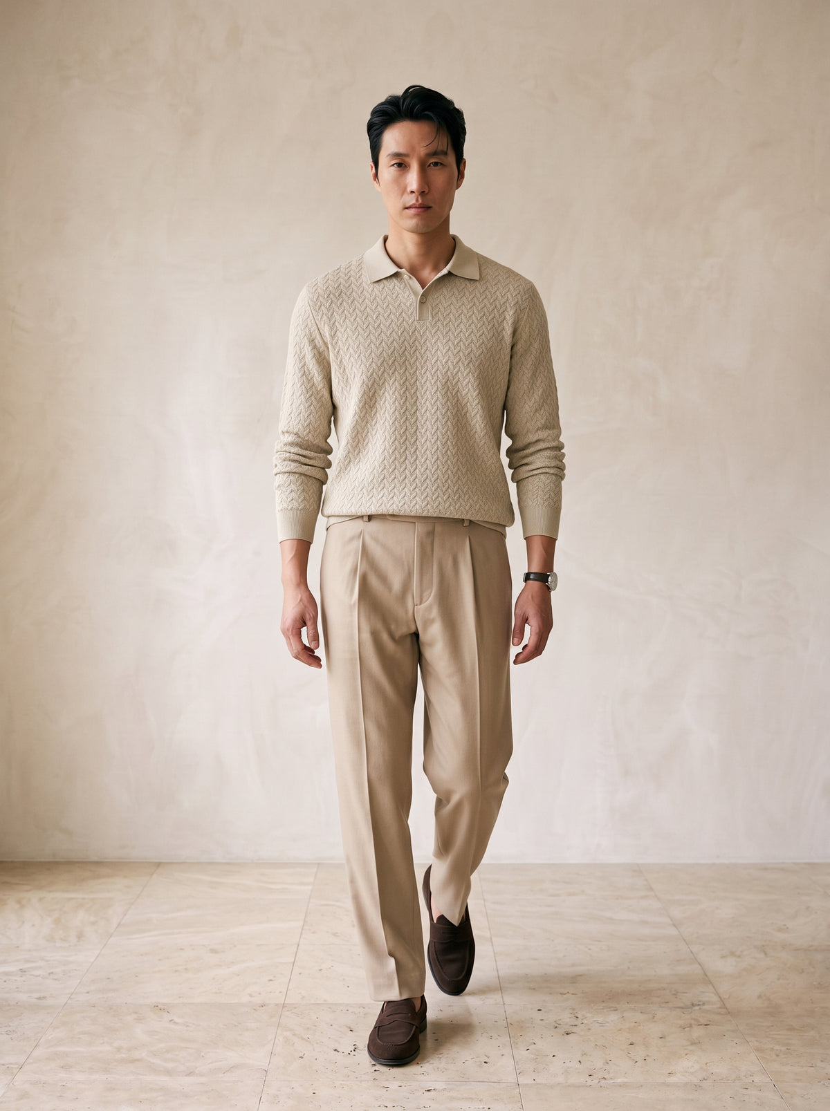 Bege-claro | Camisa polo texturizada manga longa Beaulieu bege-claro – corpo inteiro, modelo caminhando