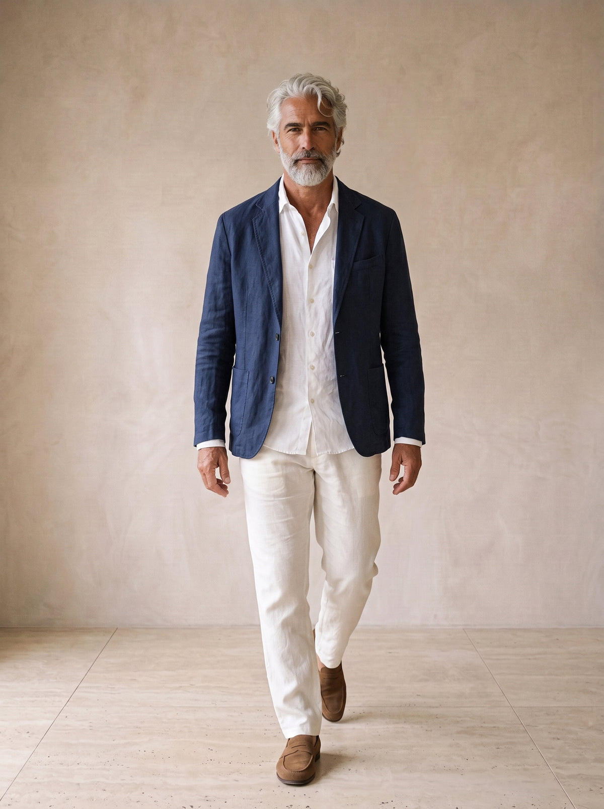 Azul-marinho | Blazer de linho Beaune azul-marinho – corpo inteiro, modelo caminhando
