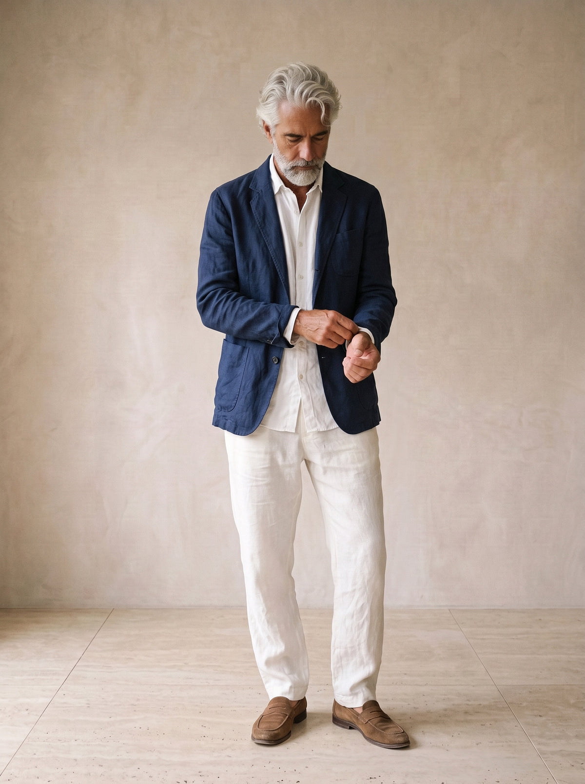 Azul-marinho | Blazer de linho Beaune azul-marinho – modelo ajustando a manga